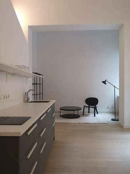 Neuwertige, möblierte, 1-Zimmer Wohnung mit Küche und Terrasse in Berlin // New, furnished studio — photo 1